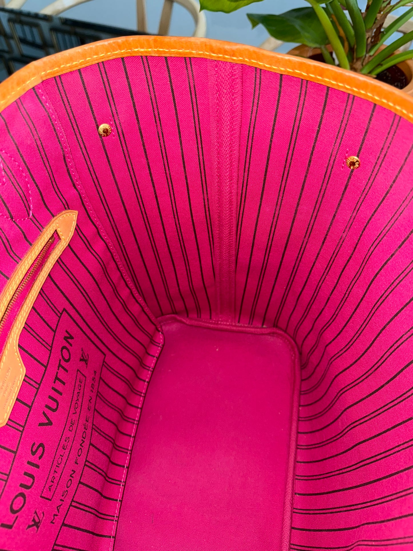 Neverfull MM in Peony interior with Dustbag 📅 Year: 2019