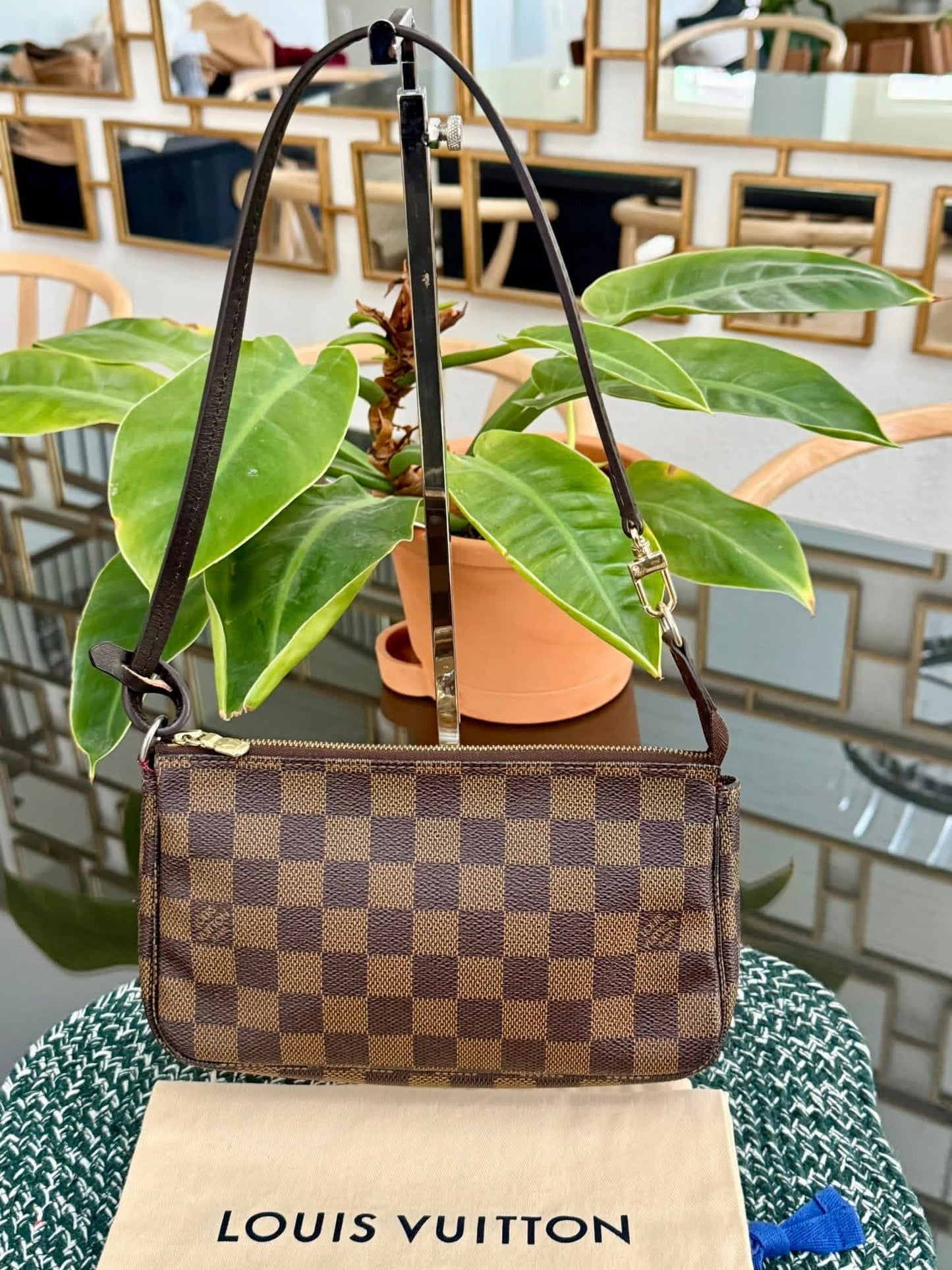 Pochette Accessories in DE with Non branded Strap 📅 Year: 2007