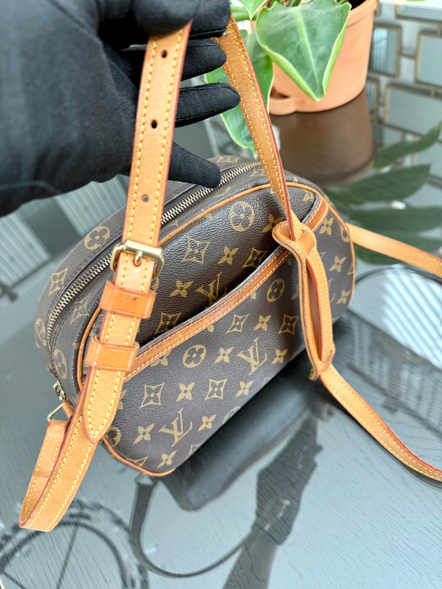 Blois Crossbody -🗓️ Year: 1995