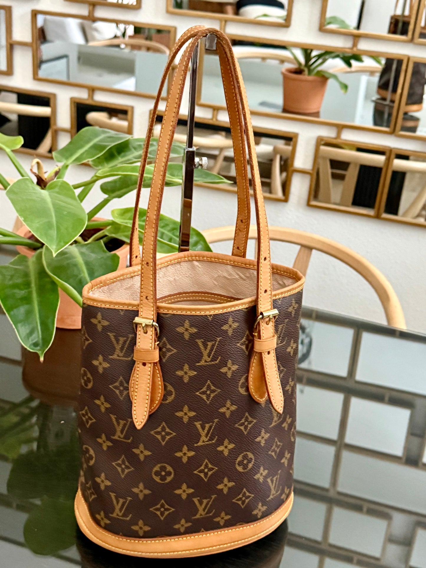 Petite Bucket in Monogram 🗓️ Year: 2000