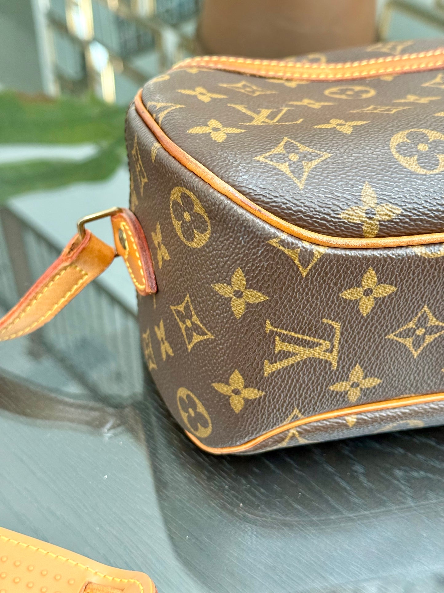 Blois Crossbody -🗓️ Year: 1995