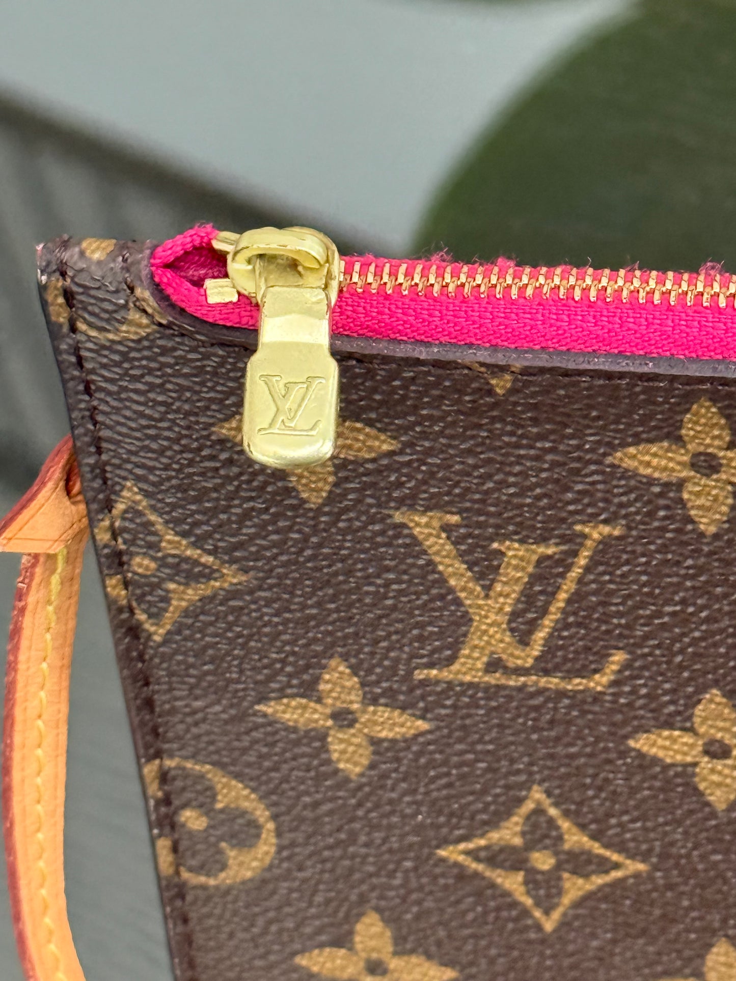Neverfull MM Pouch in Peony interior -🗓️ Year:2019