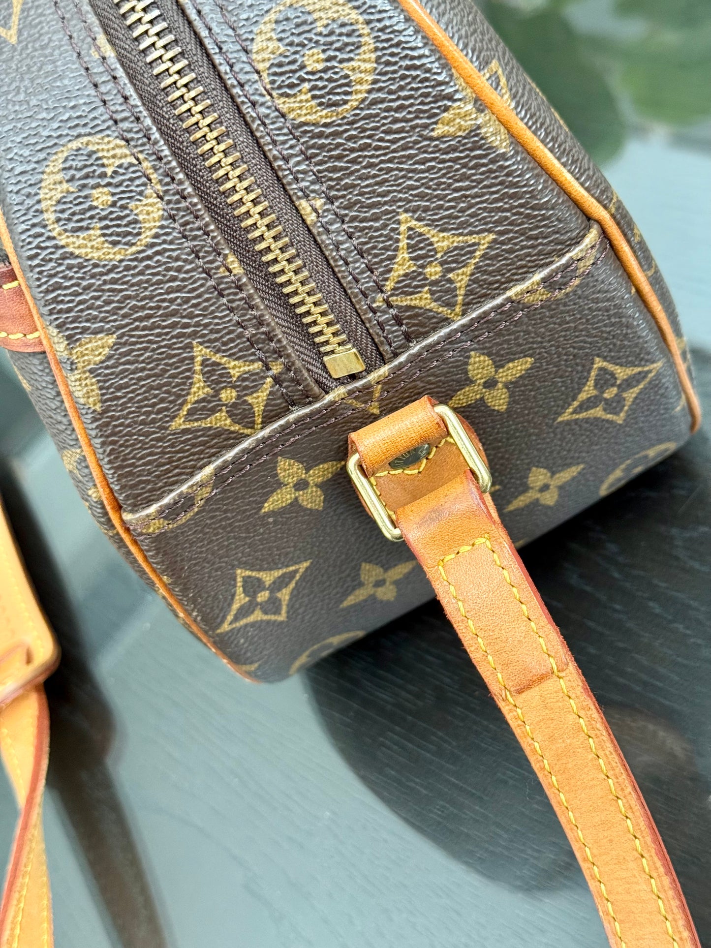 Blois Crossbody -🗓️ Year: 1995