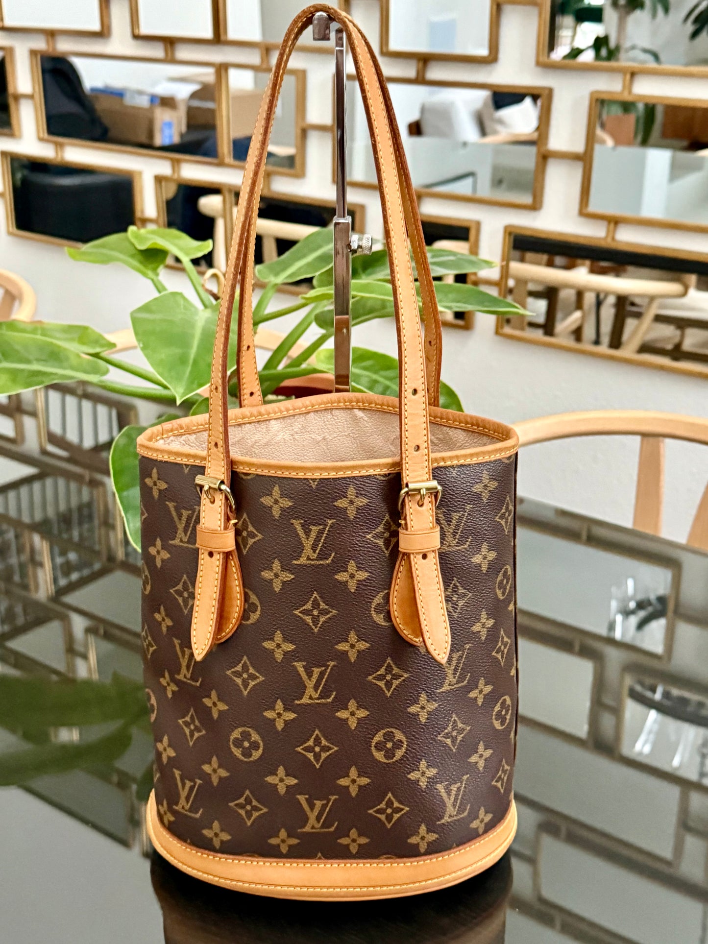 Petite Bucket in Monogram 🗓️ Year: 2000