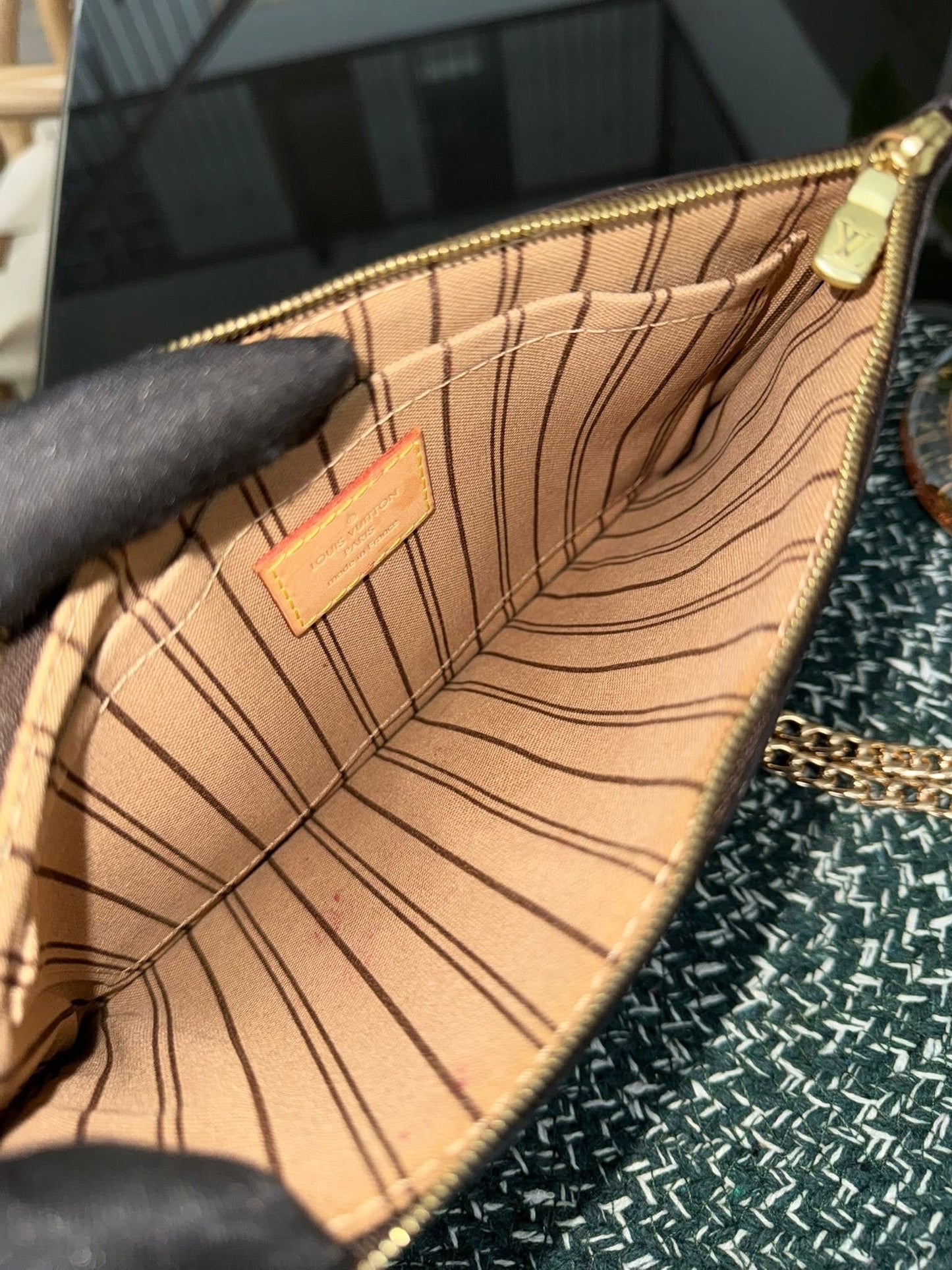 Neverfull MM/ GM Pouch with Non branded Wriststrap 🗓️ Year: 2018
