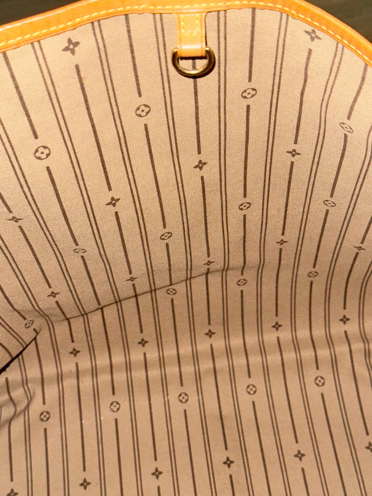 Delightful GM with Dustbag 🌹📅 Year: 2011