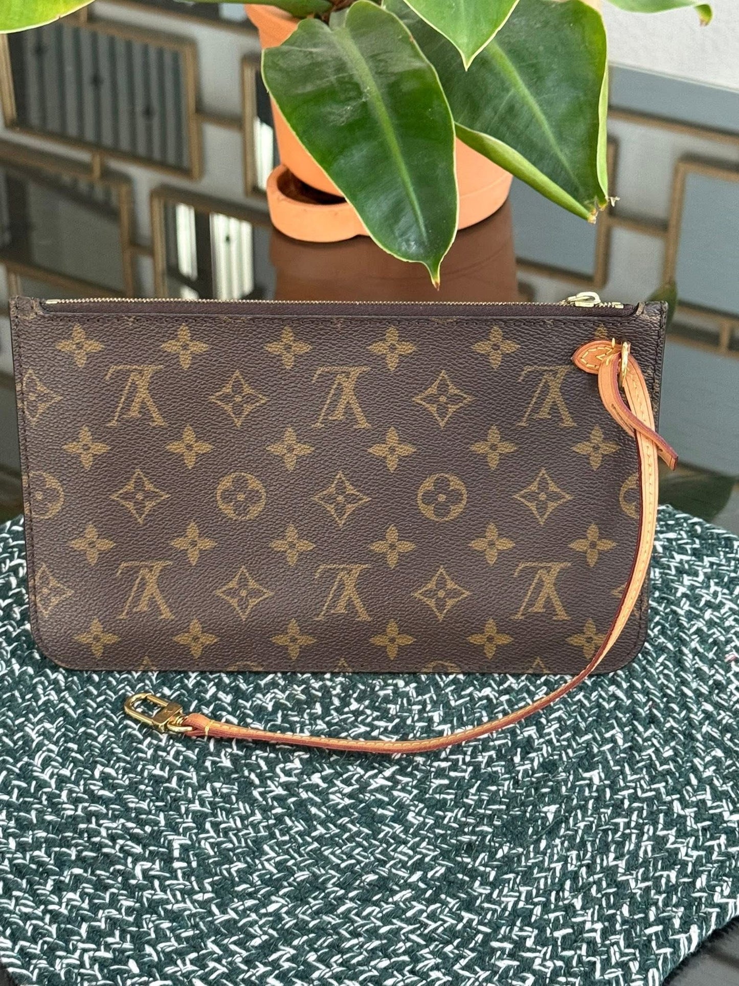 Neverfull MM/GM Pouch with Wriststrap 🗓️ Year: 2021