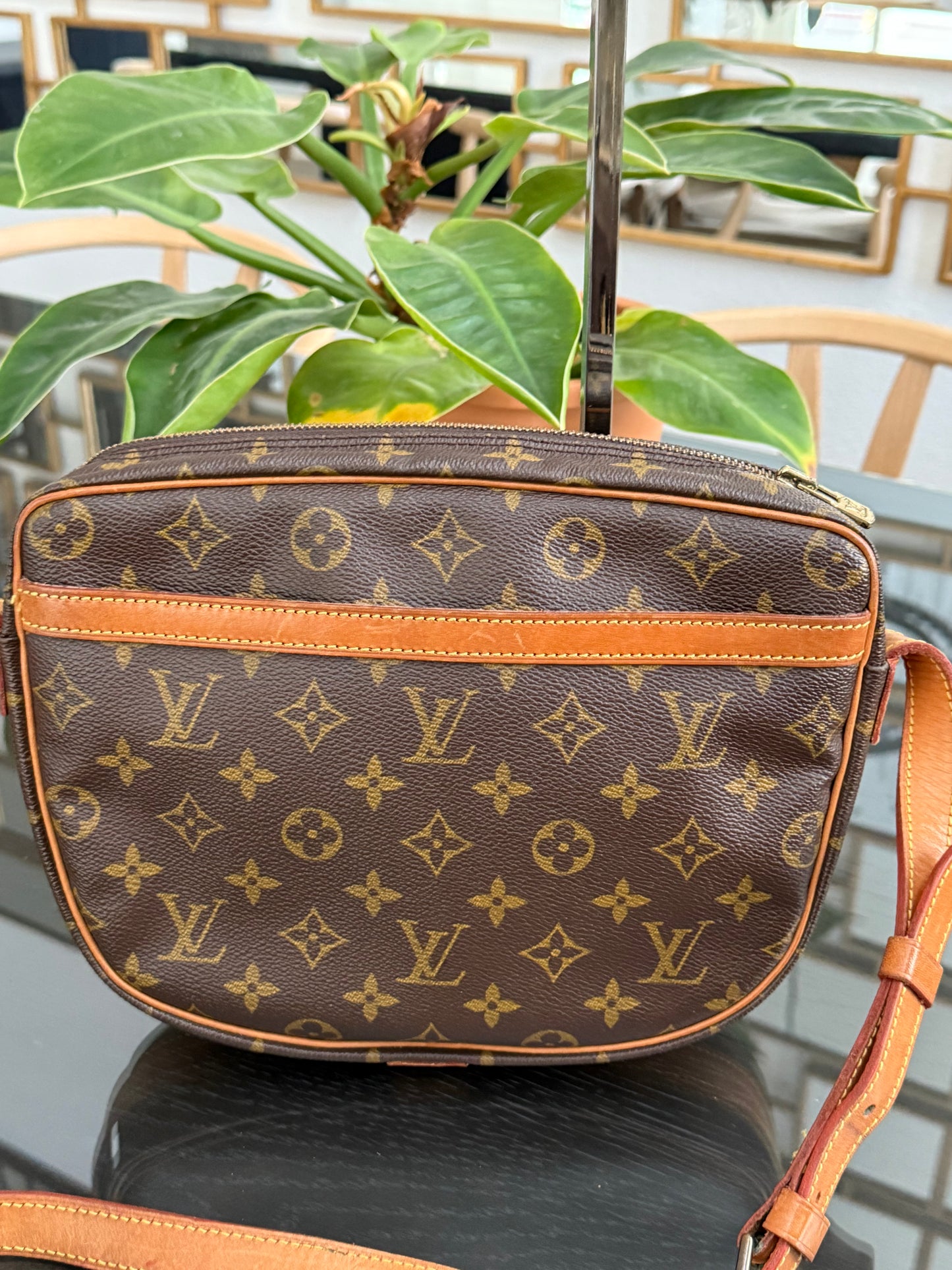 Jeaunefille GM Crossbody 📅 Year: 1989