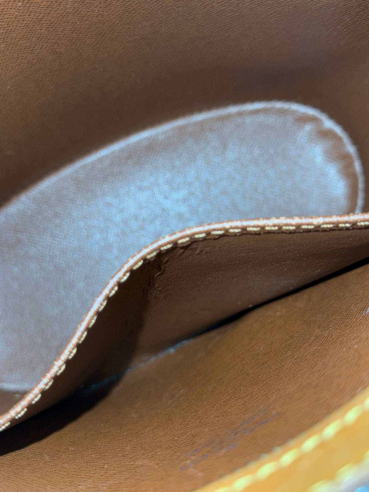 Drouot Crossbody -
📅 Year: 2001