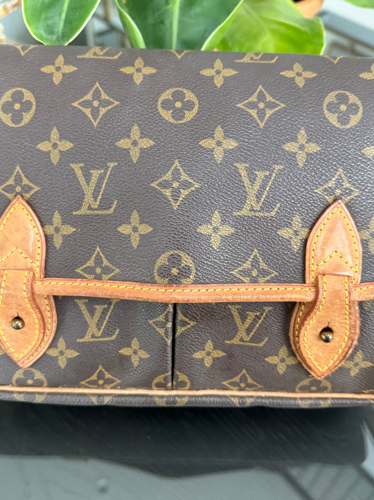 Gibeciere MM Crossbody Messenger -
📅 Year: 1991