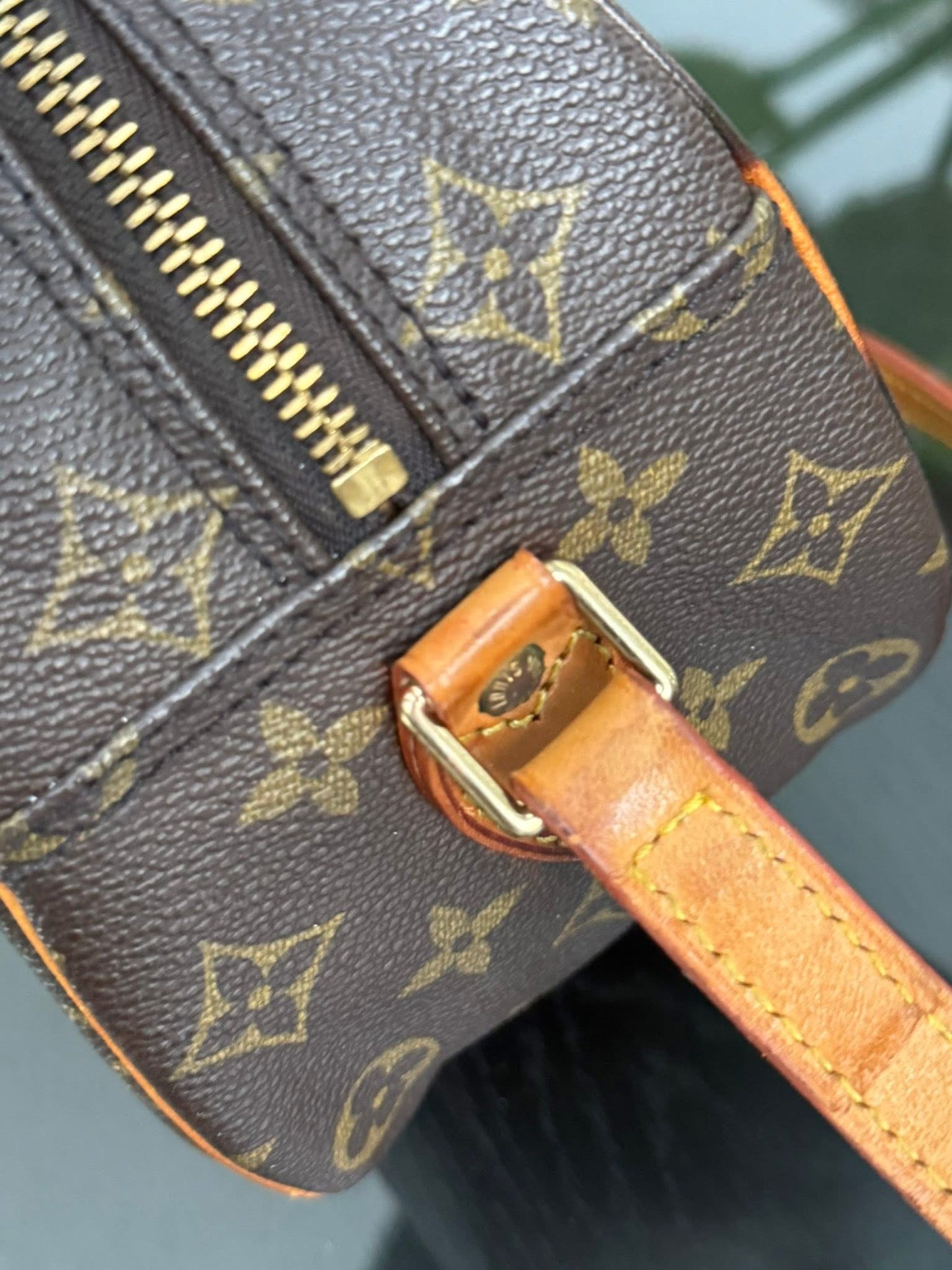 Blois Crossbody -🗓️ Year: 1994