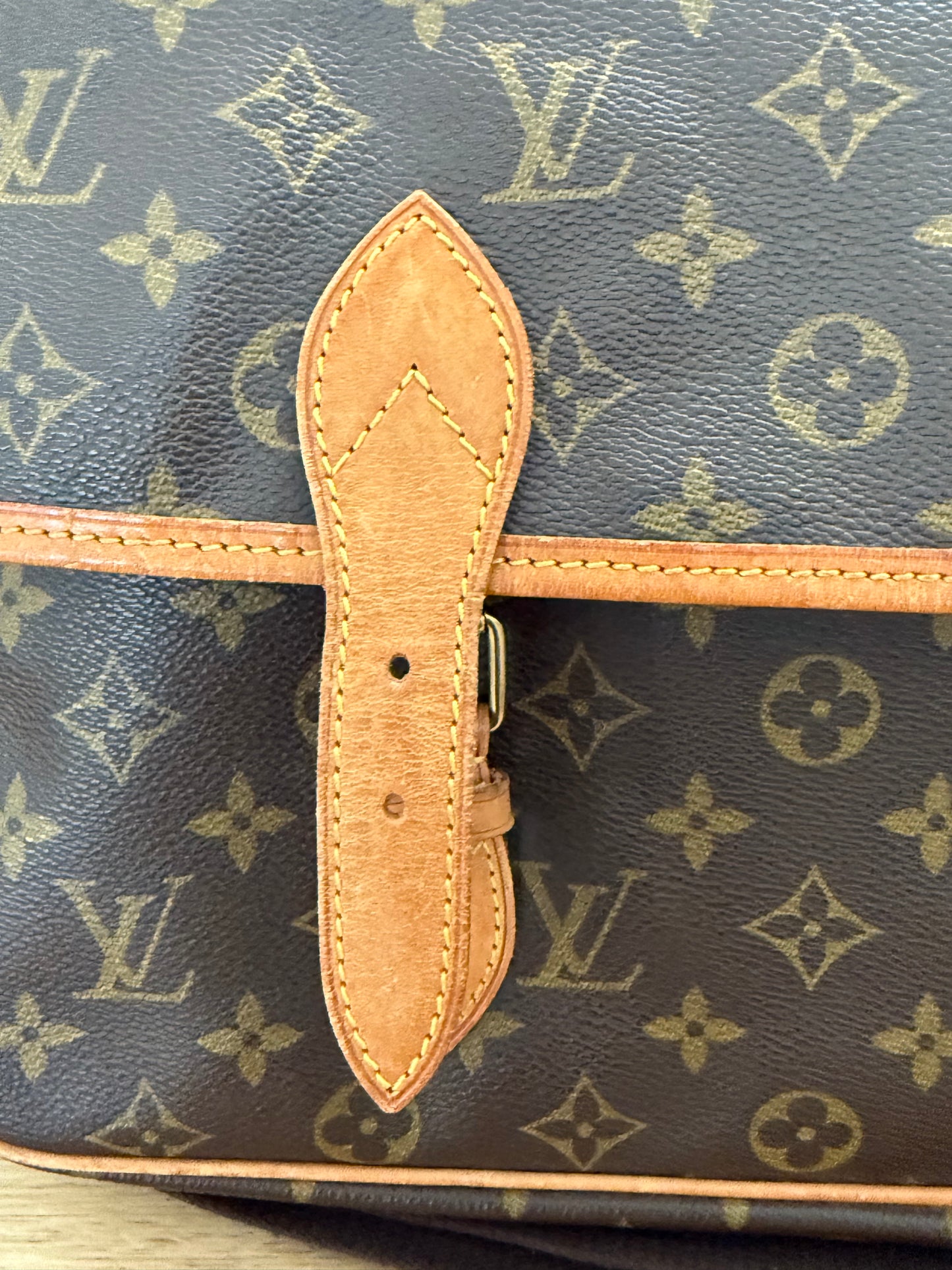 Gibeciere GM Crossbody - 📅 Year: 1997