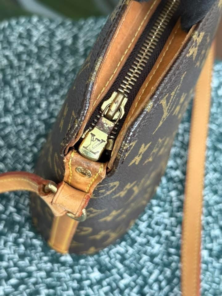 Drouot Crossbody-🗓️ Year: 2004