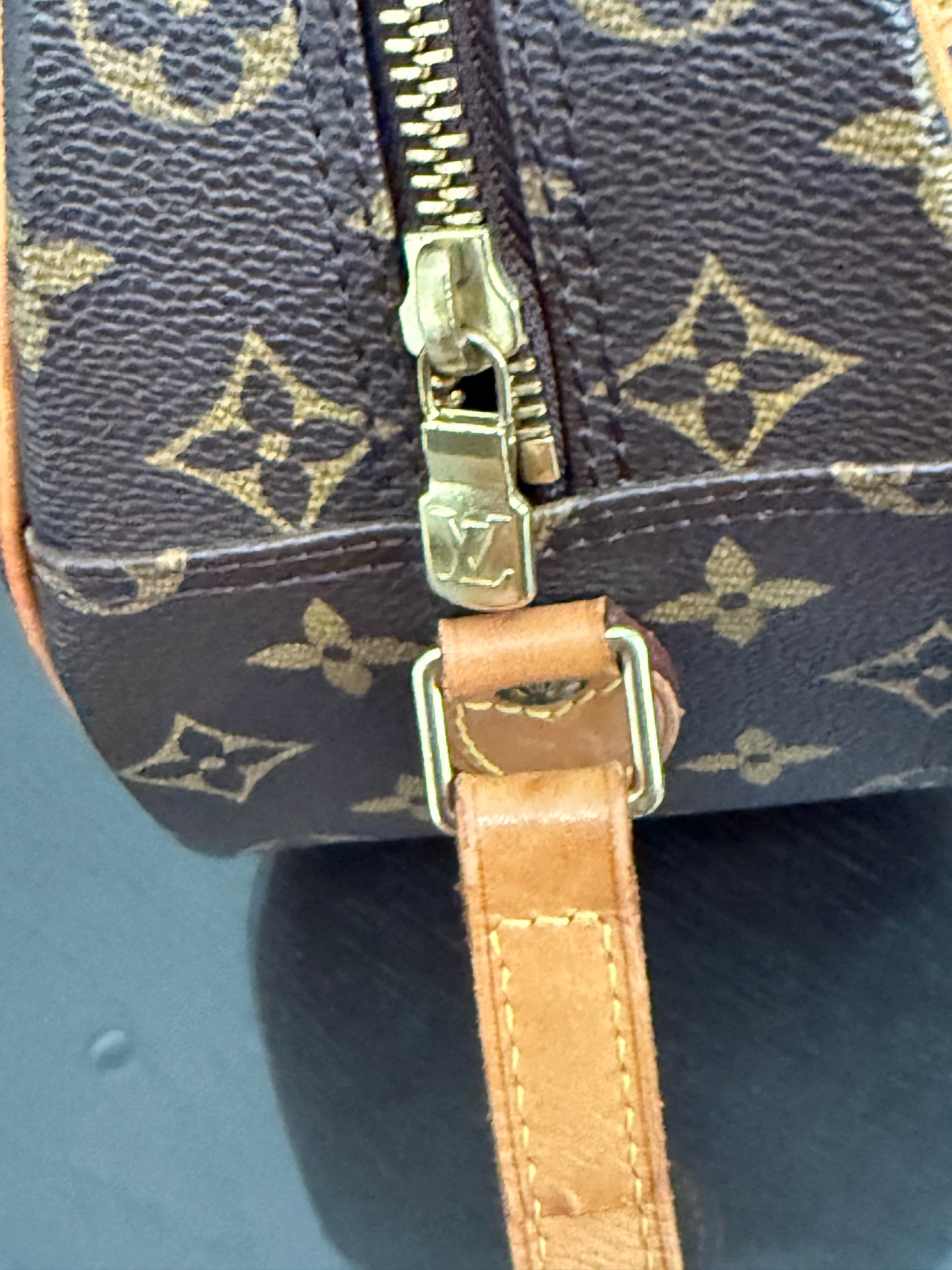 Blois Crossbody -🗓️ Year: 1999