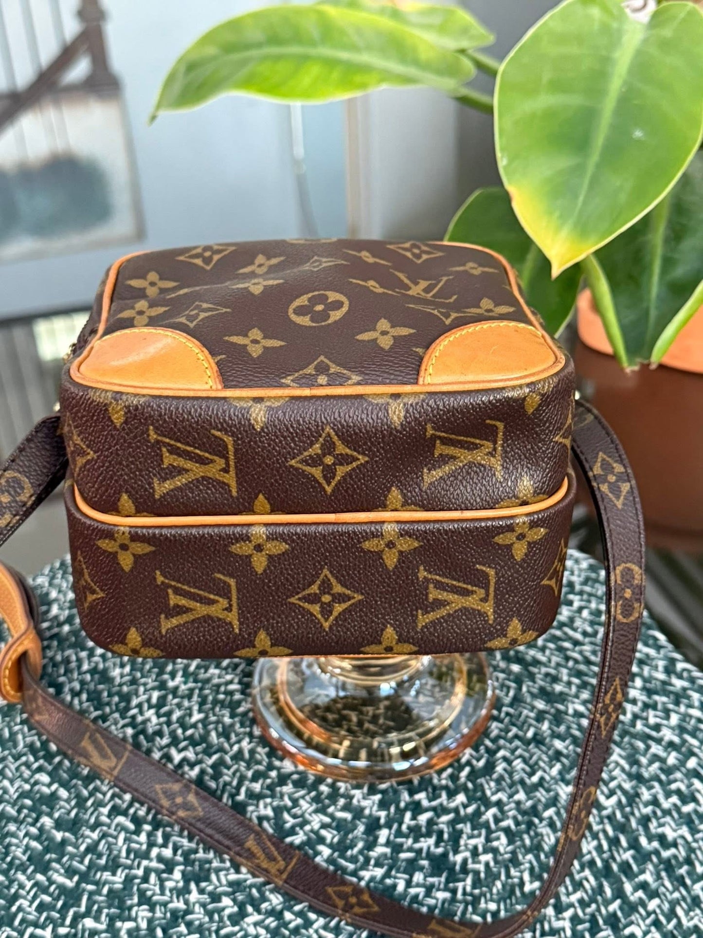 Amazon PM Crossbody 🗓️ Year: 2000