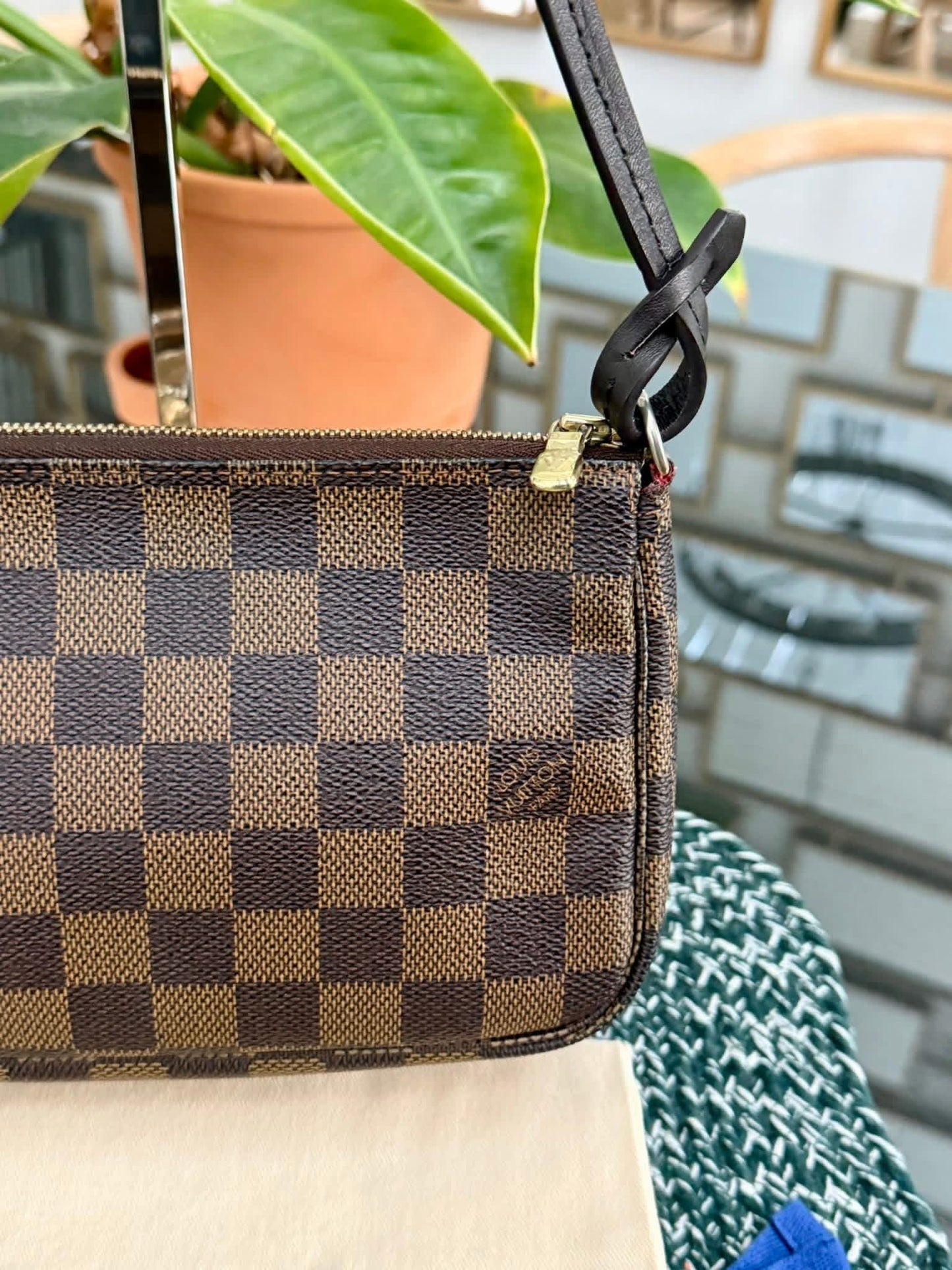 Pochette Accessories in DE with Non branded Strap 📅 Year: 2007