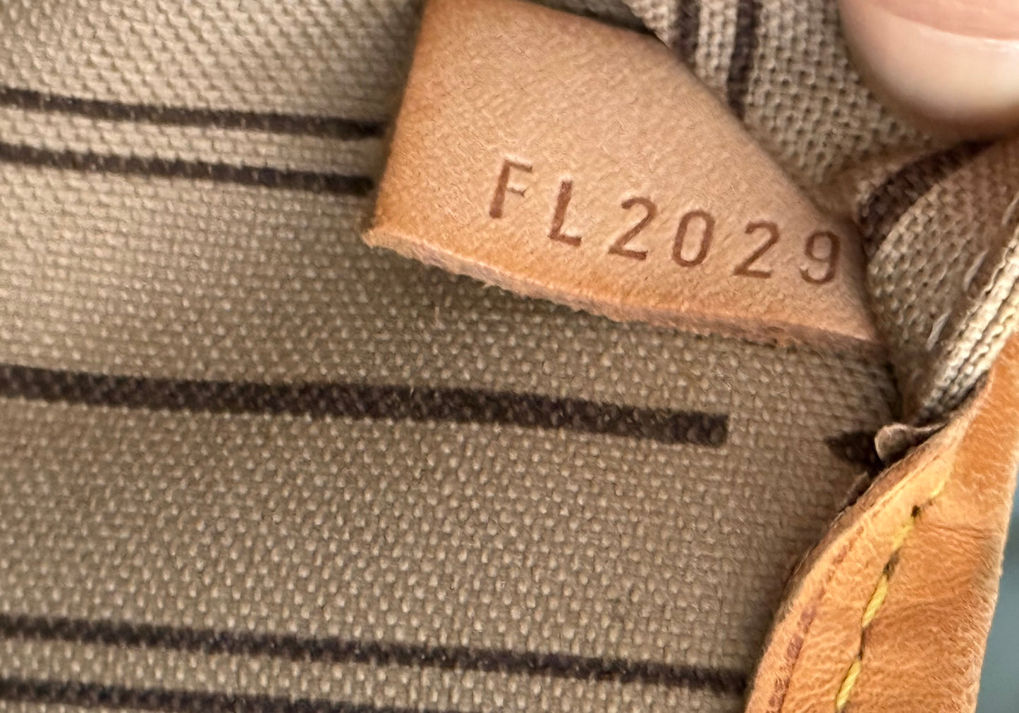 Neverfull GM with Dustbag and twilly -📅 Year: 2009