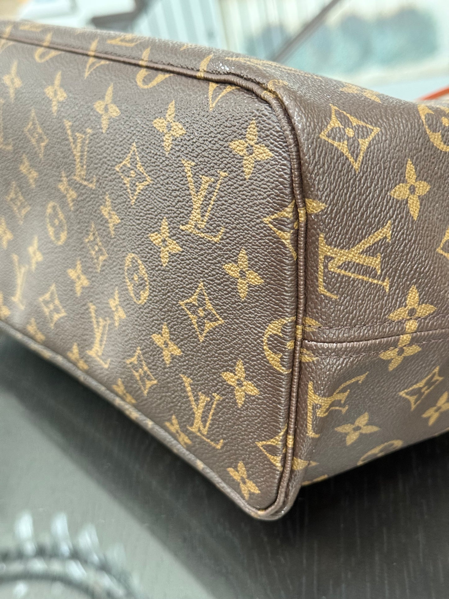 Neverfull MM in Monogram with Dustbag and Insert Organizer 📅 Year: 2017