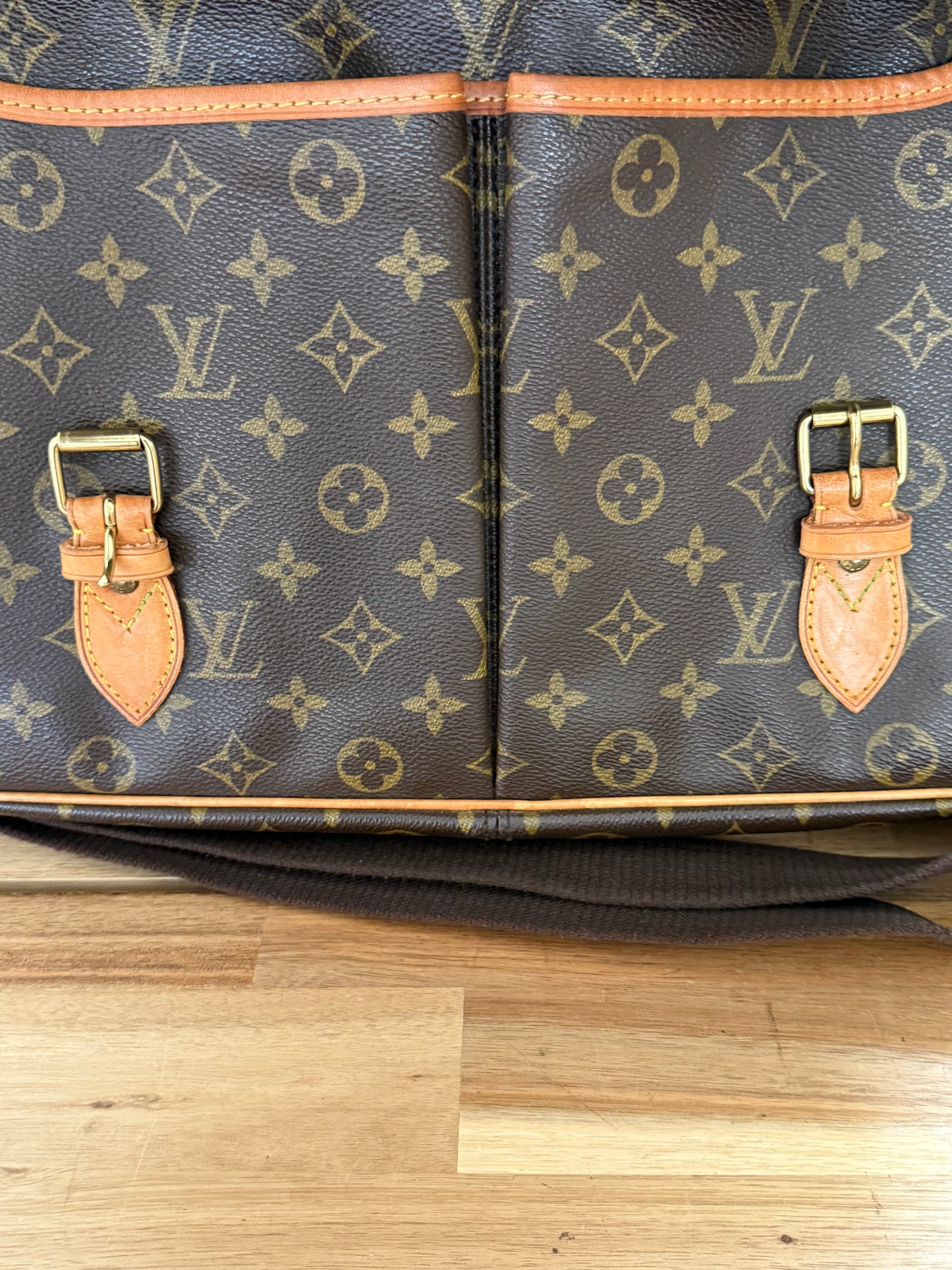 Gibeciere GM Crossbody - 📅 Year: 1997