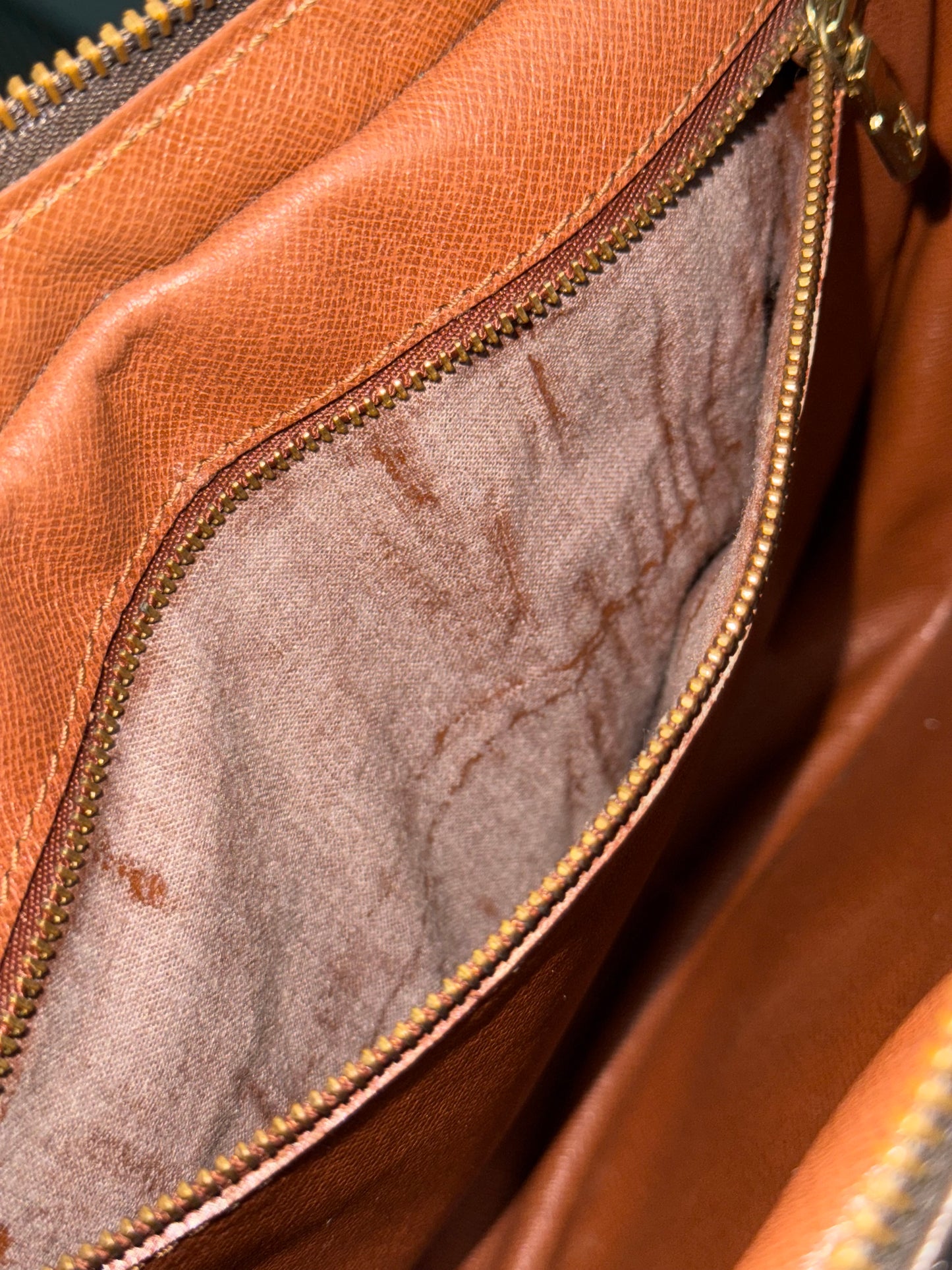 Jeaunefille GM Crossbody 📅 Year: 1989