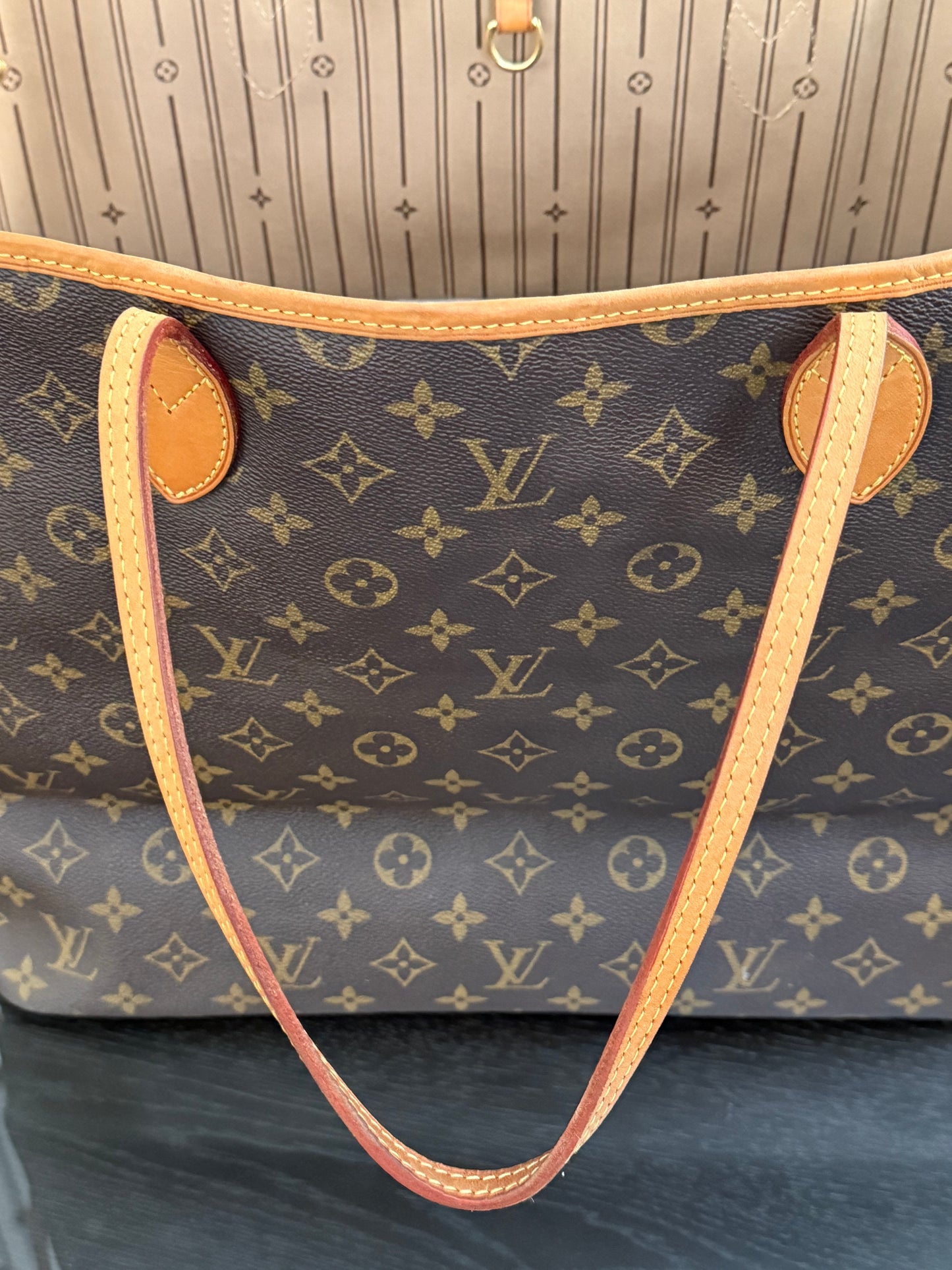 Neverfull GM with Dustbag and twilly -📅 Year: 2009