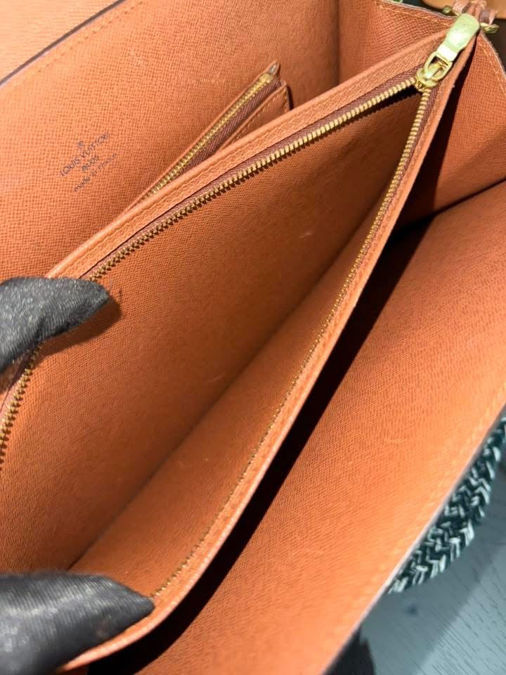Courcelles Shoulder/ Crossbody bag 📅 Year: 1997