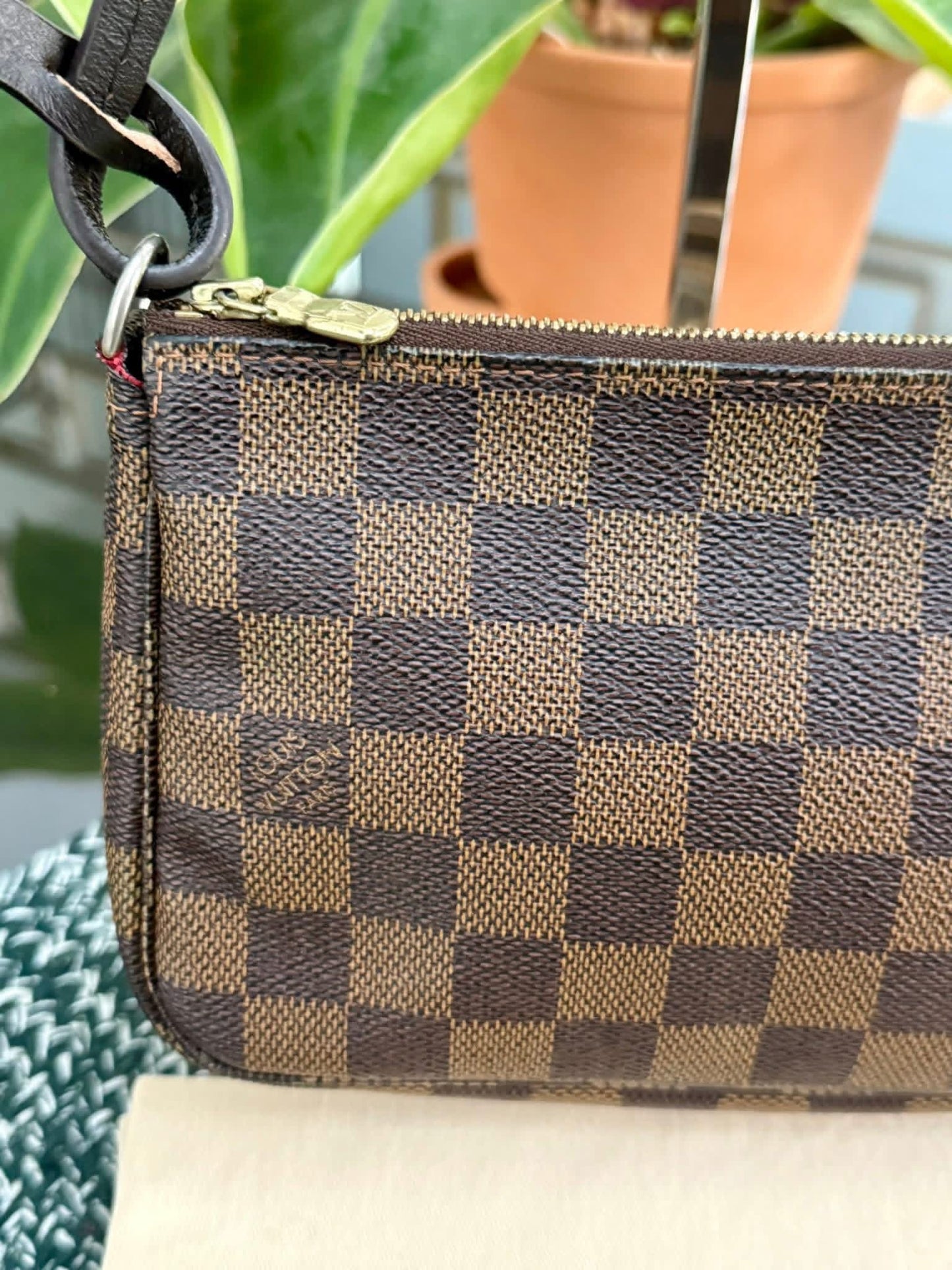 Pochette Accessories in DE with Non branded Strap 📅 Year: 2007