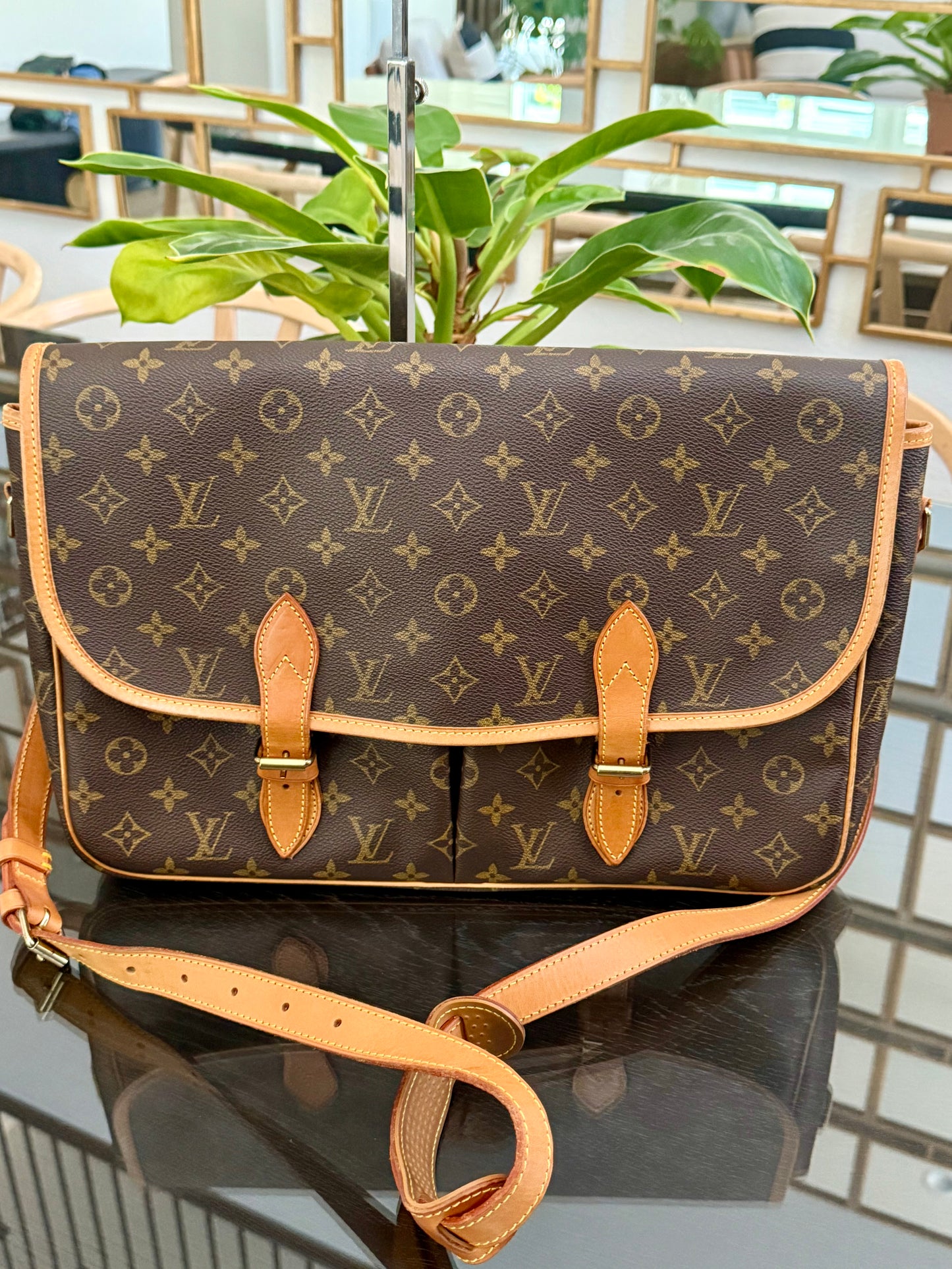 Gibeciere GM Messenger/ Crossbody Bag 📅 Year: 1994