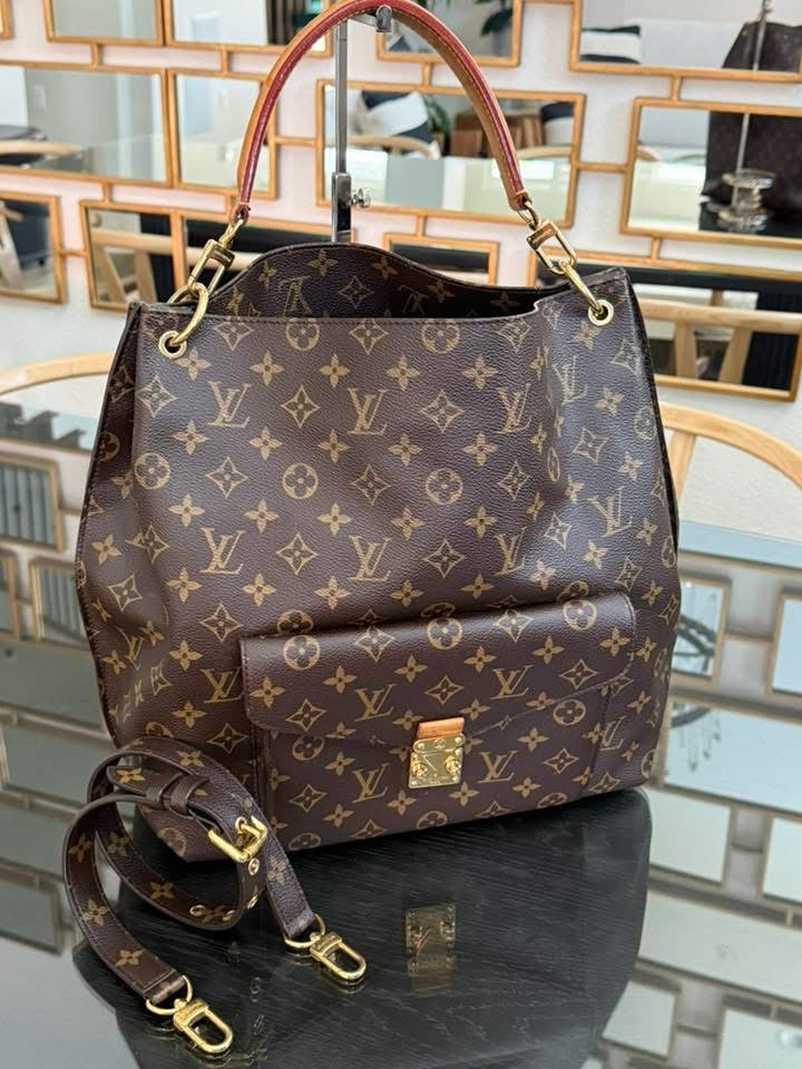 Hobo Metis in Monogram with Original Strap and Dustbag 📅 Year: 2013