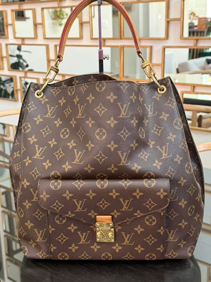 Hobo Metis in Monogram with Original Strap and Dustbag 📅 Year: 2013
