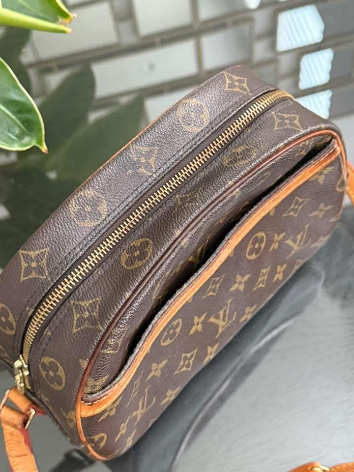 Blois Crossbody -🗓️ Year: 1994