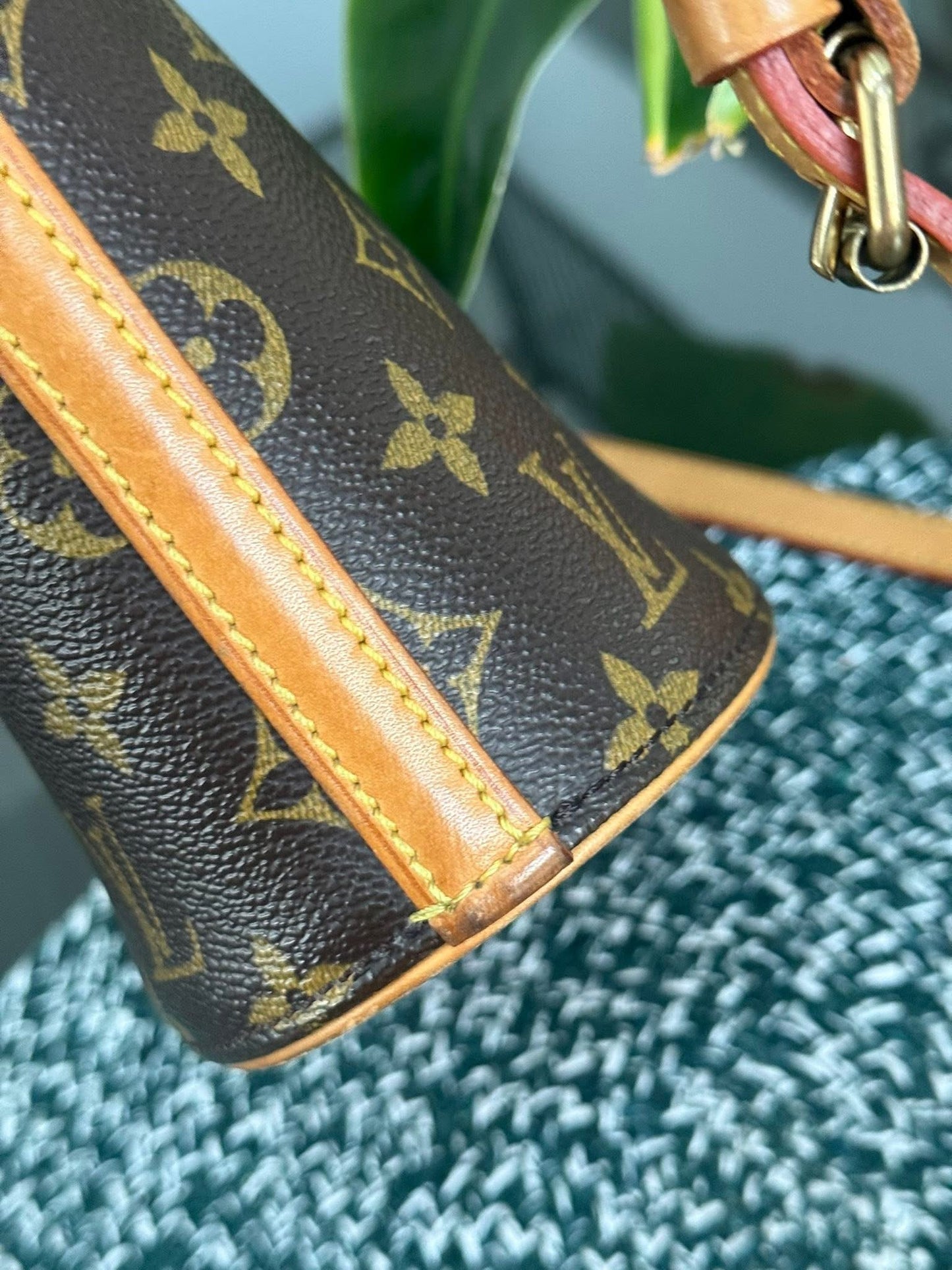 Drouot Crossbody-🗓️ Year: 2004
