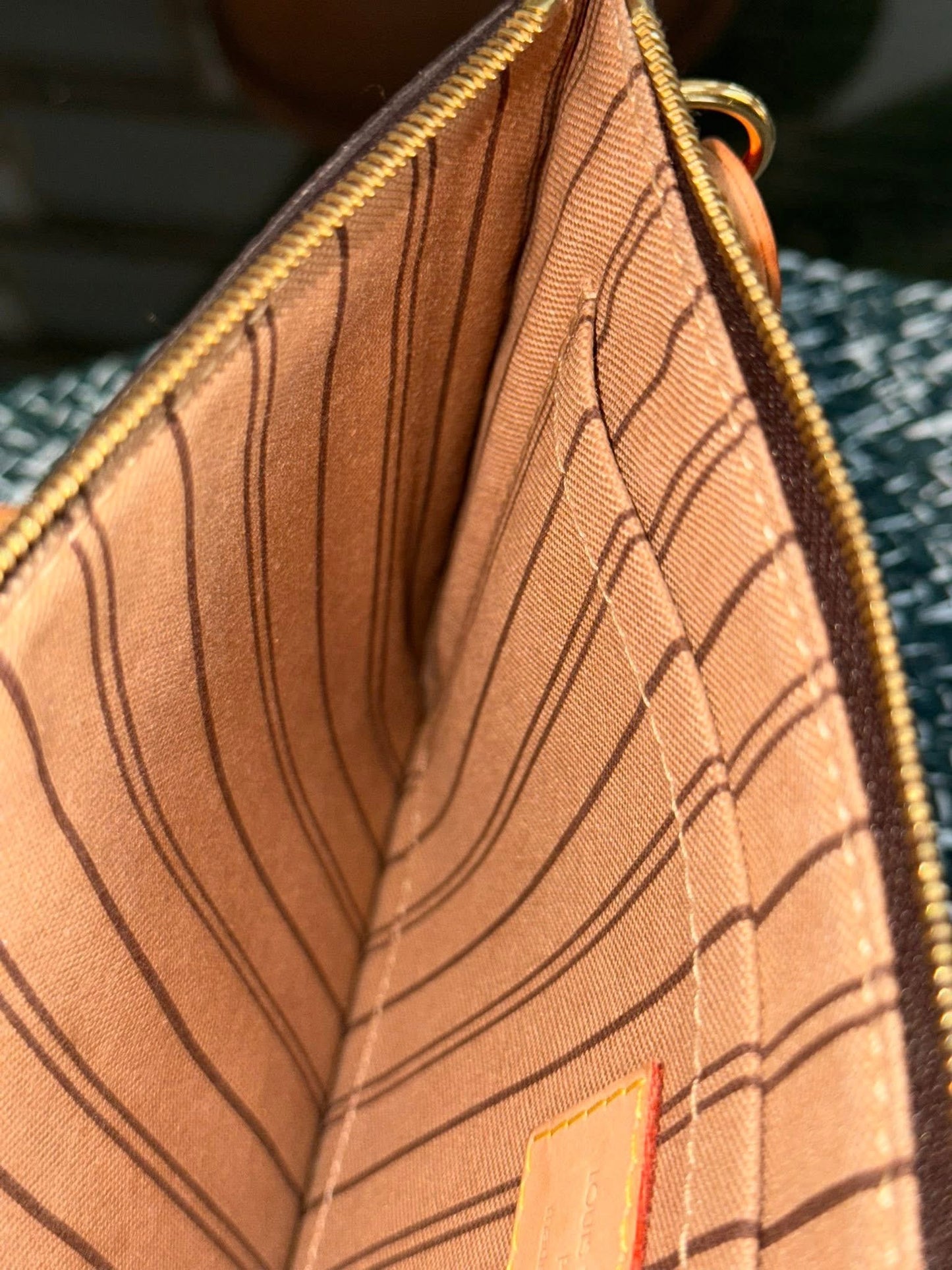 Neverfull MM/GM Pouch with Wriststrap 🗓️ Year: 2021