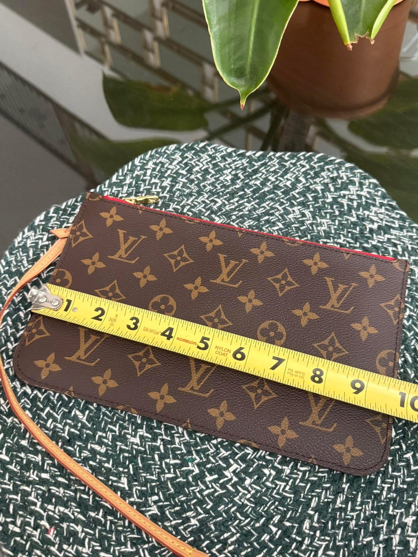 Neverfull MM/GM Pouch in Cerise 🗓️Microchip & Authenticated