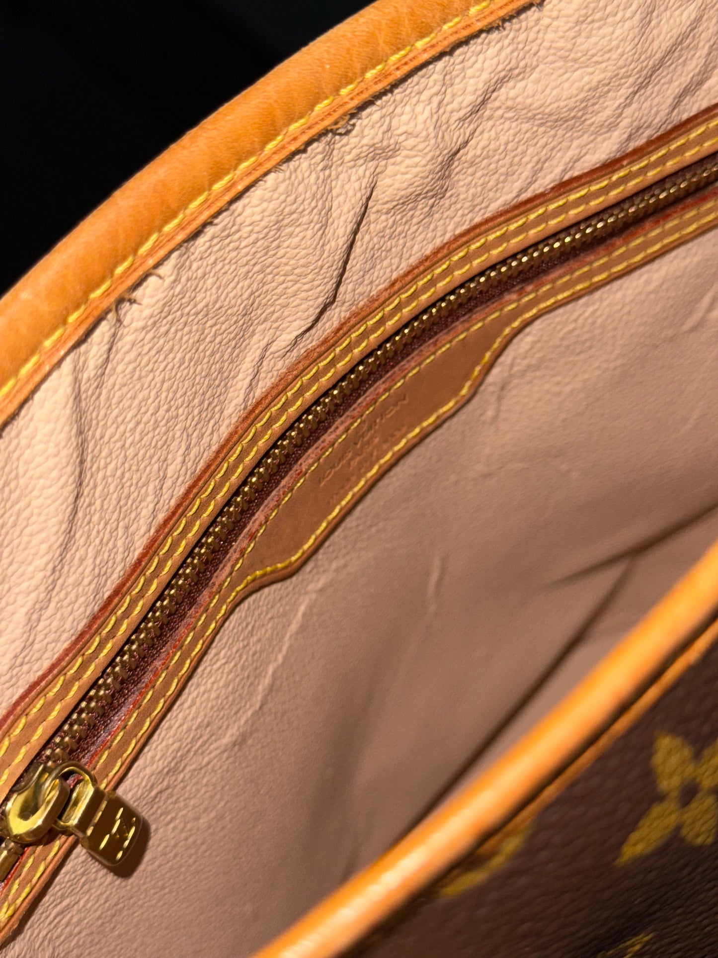Petite Bucket in Monogram 🗓️ Year: 2000
