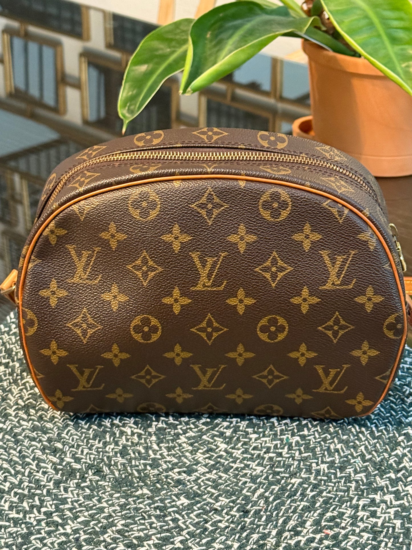 Blois Crossbody -🗓️ Year: 1995