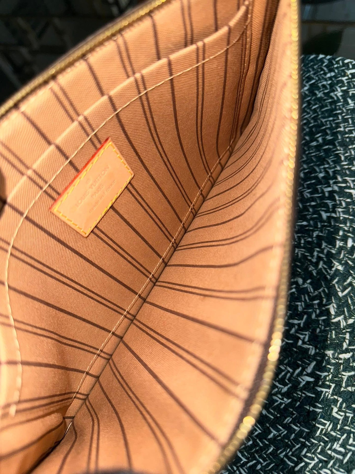 Neverfull MM/GM Pouch with Wriststrap 🗓️ Year: 2021