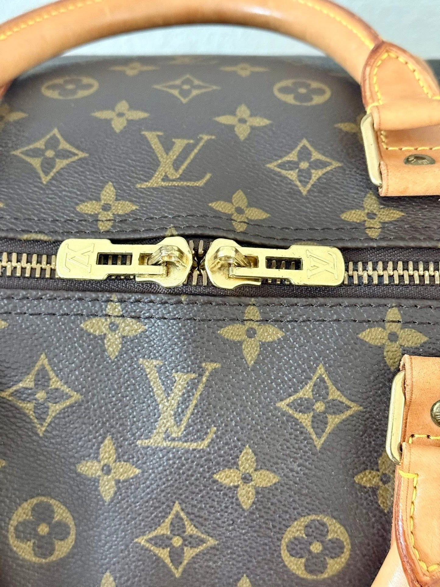Keepall 60 Bandoulier with Original Strap, Luggage Tag and Poignet 📅 Year: 1994