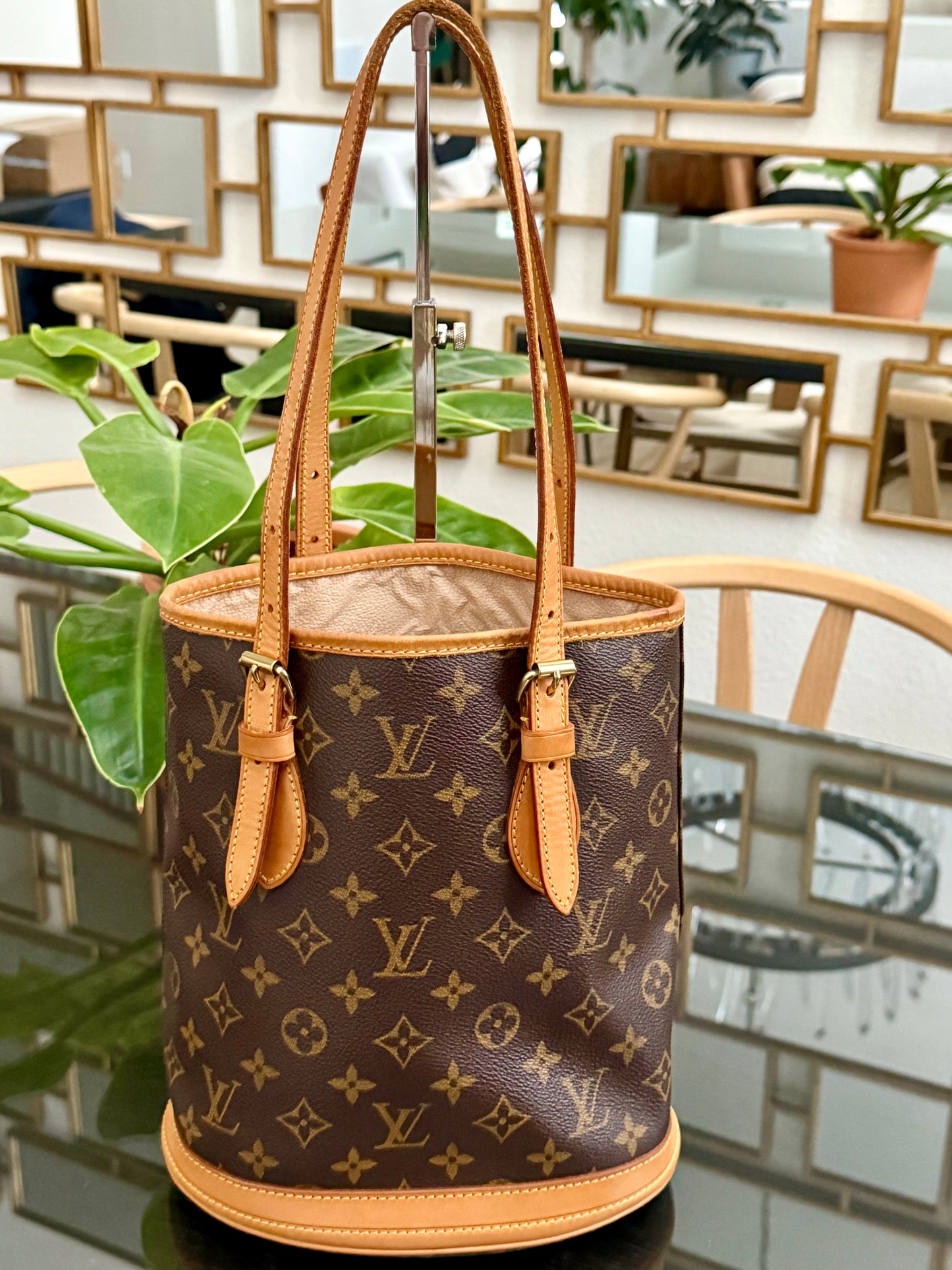 Petite Bucket in Monogram 🗓️ Year: 2000
