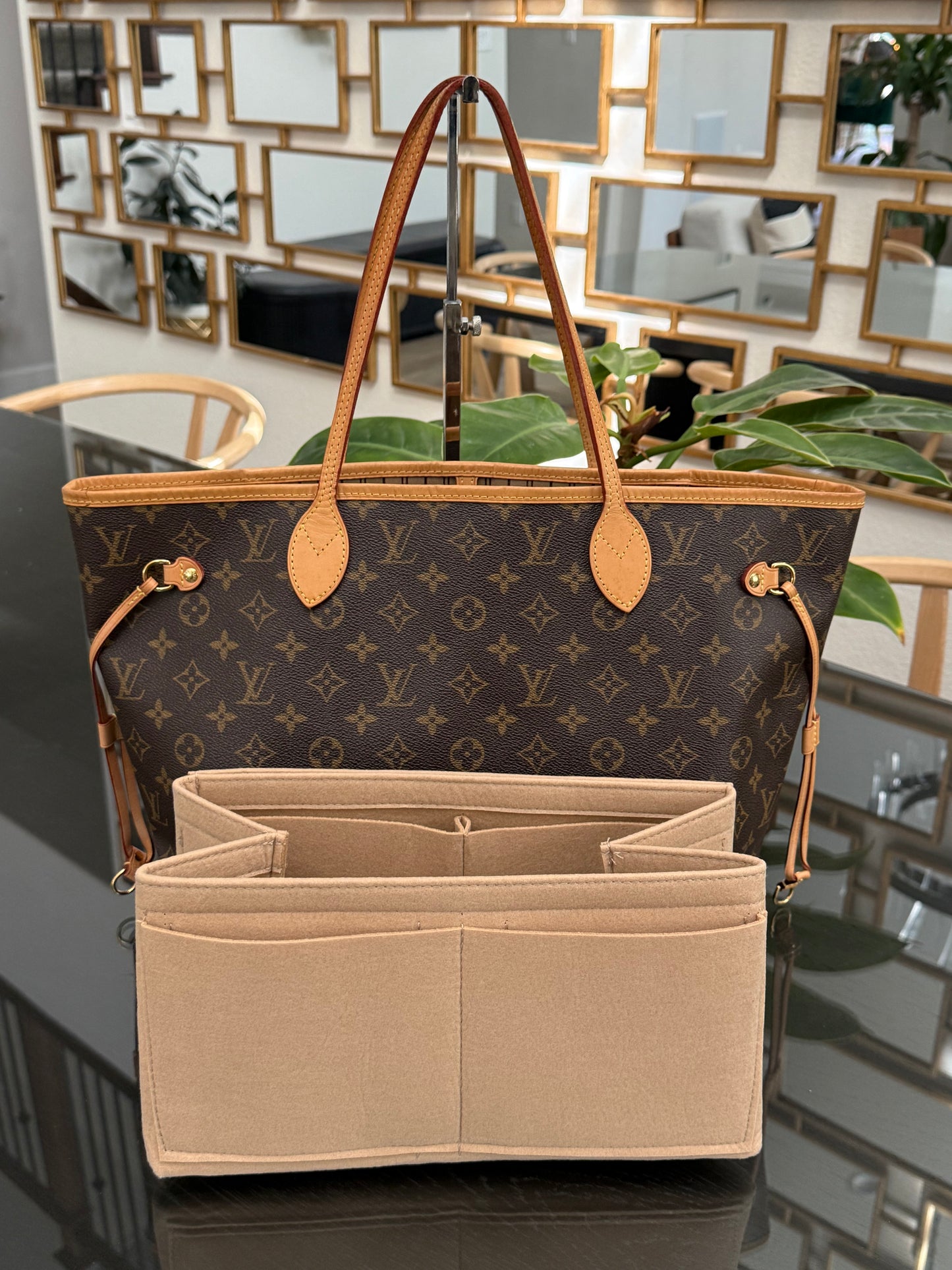 Neverfull MM in Monogram with Dustbag and Insert Organizer 📅 Year: 2017