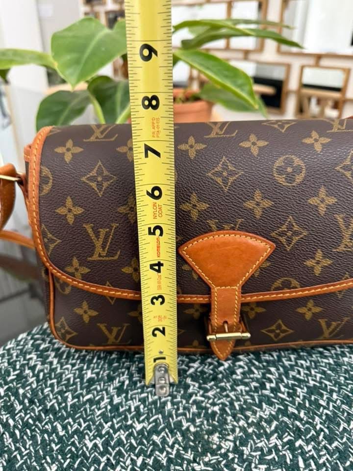 Sologne Crossbody 📅 Year: 2000