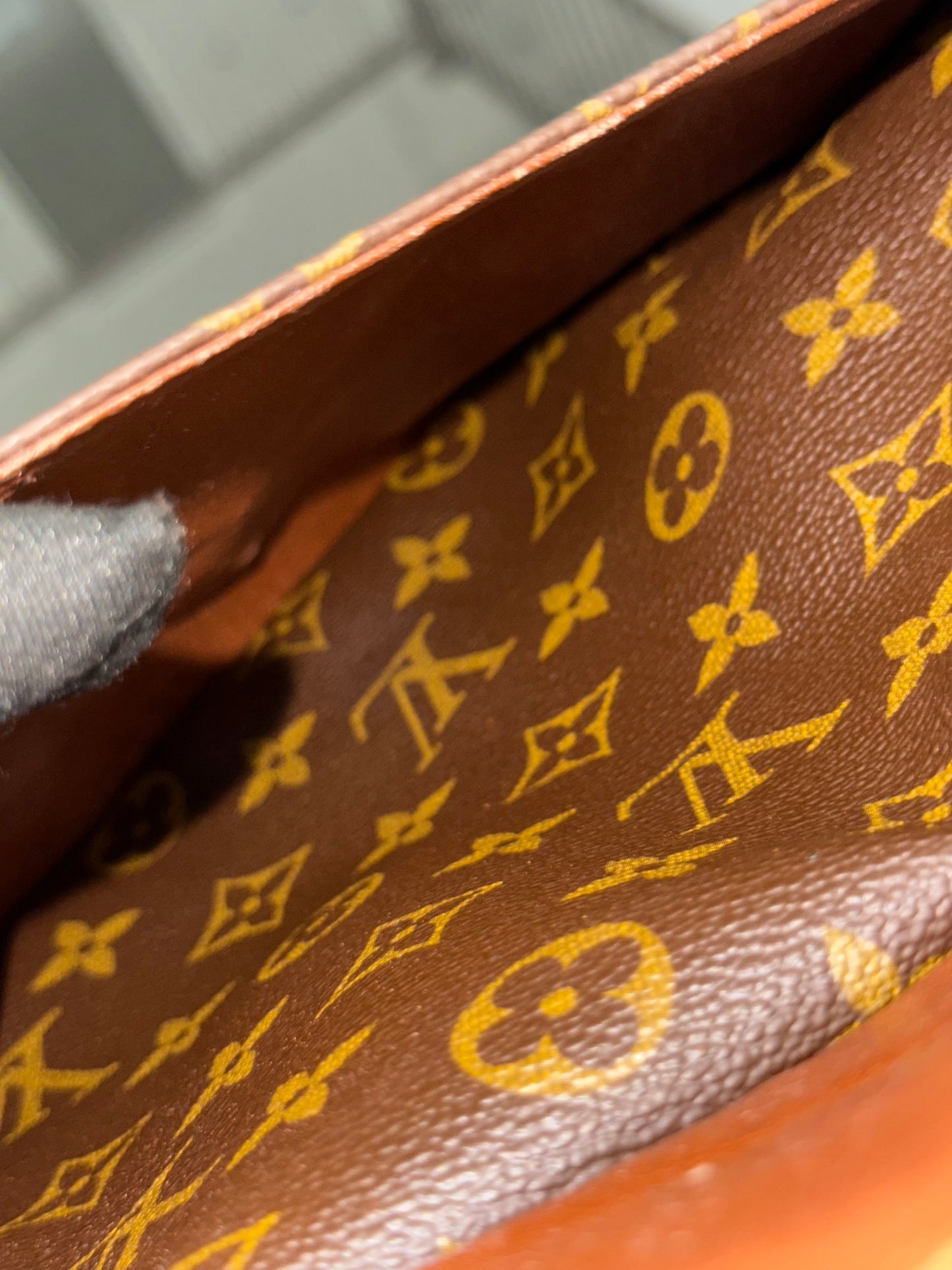 Jeaunefille GM Crossbody 📅 Year: 1987