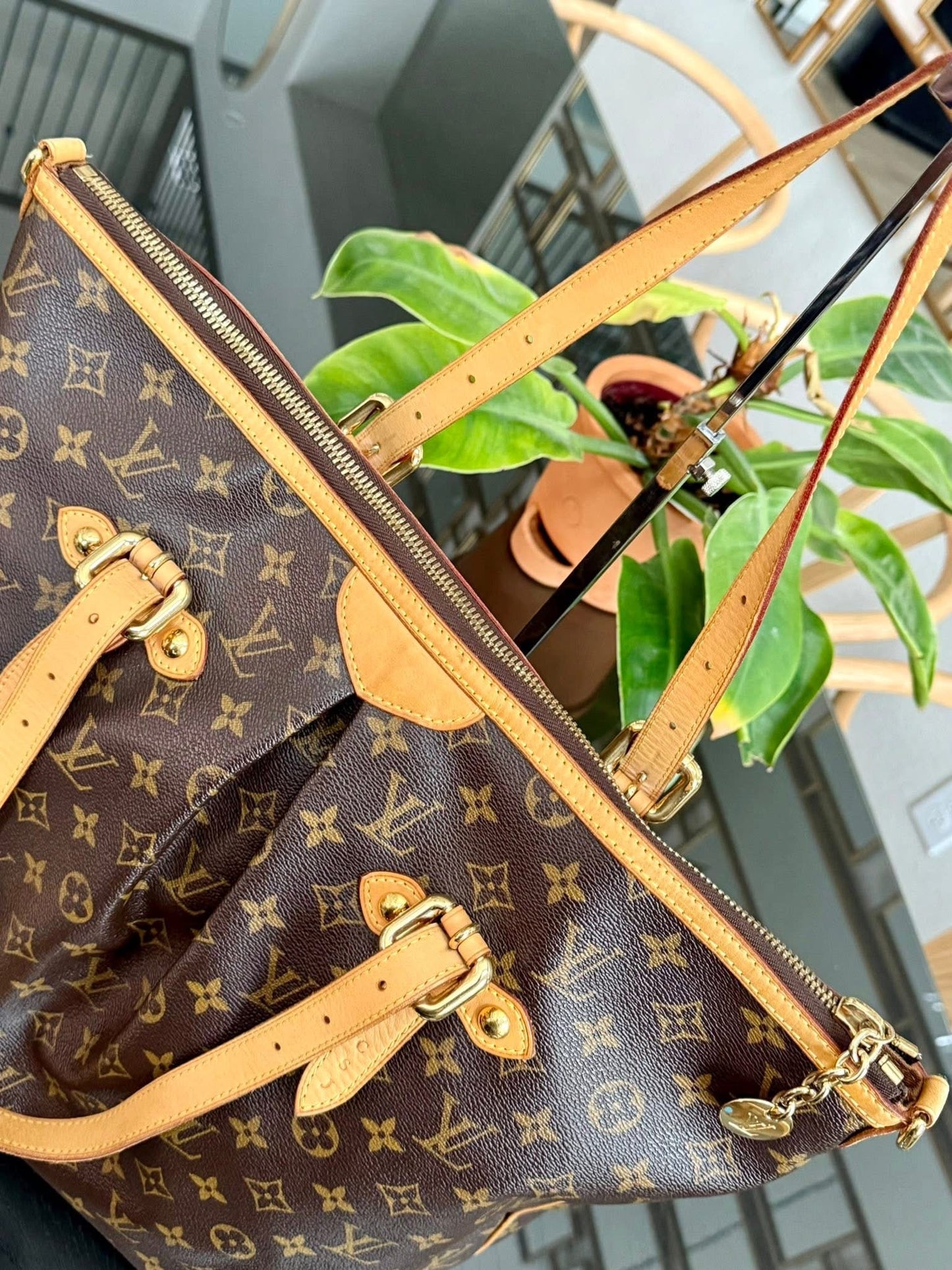 Palermo GM with Original Strap. Dustbag and Insert Organizer 🌺
Year: 2009