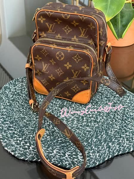 Amazon PM Crossbody 🗓️ Year: 2000