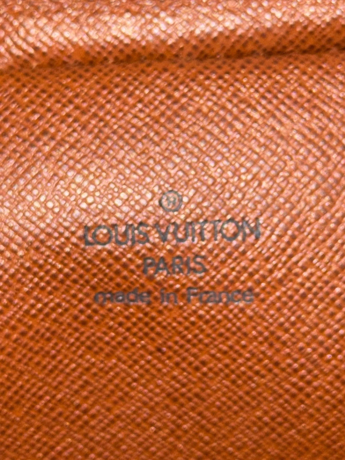 Amazon Crossbody Bag 🗓️ Year: 2000