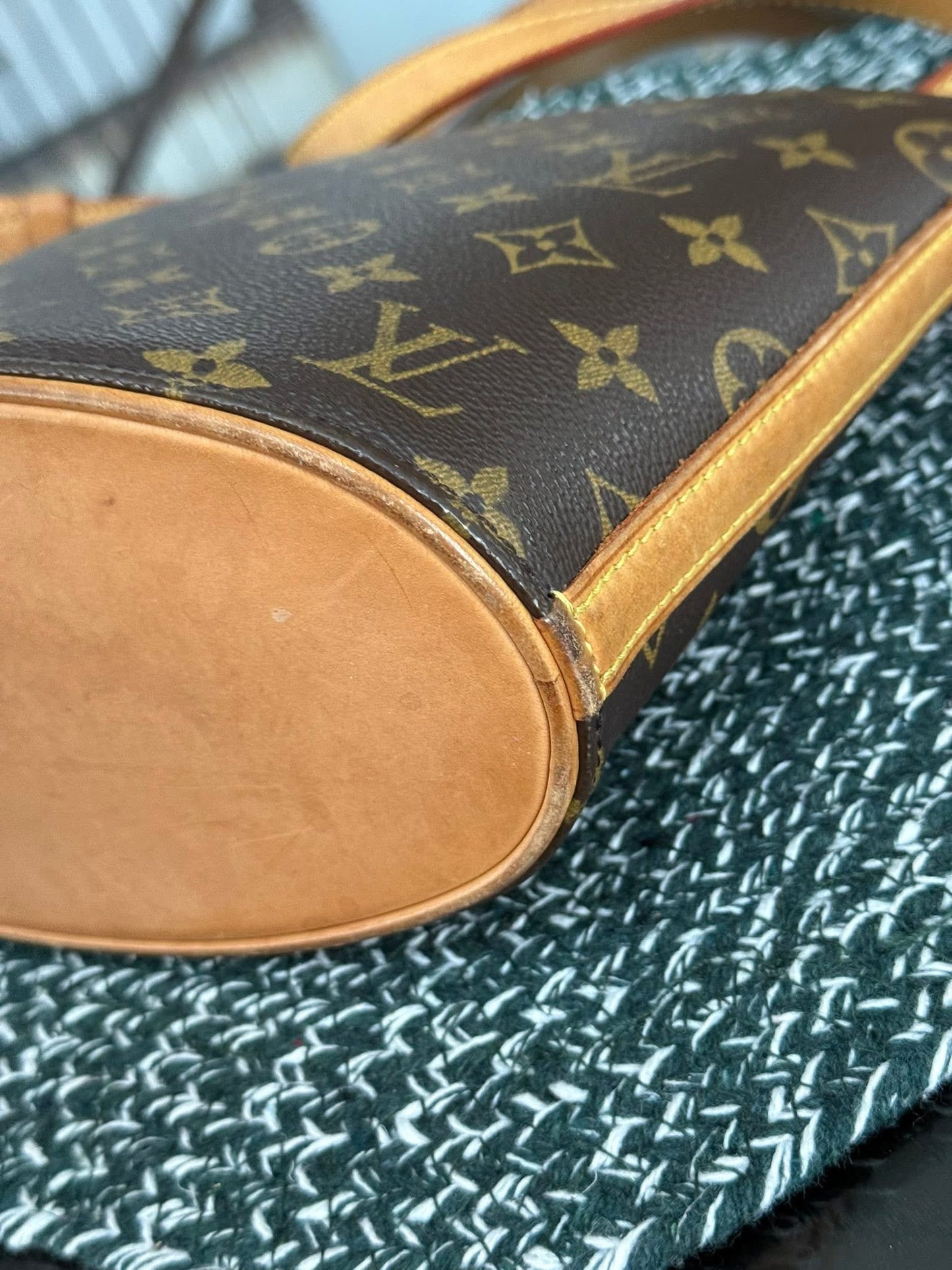 Drouot Crossbody-🗓️ Year: 2004