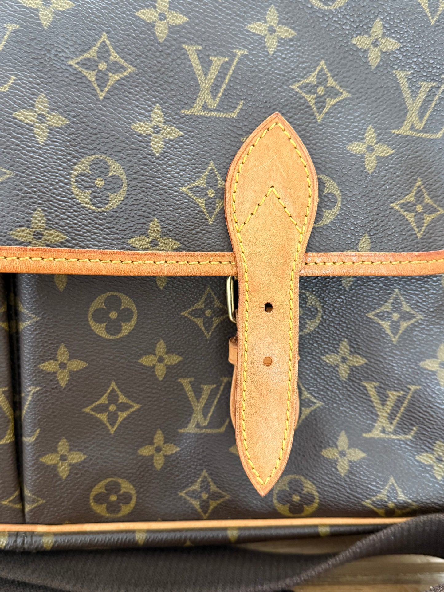 Gibeciere GM Crossbody - 📅 Year: 1997