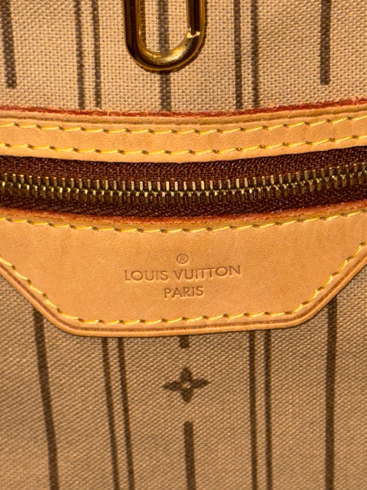 Delightful GM with Dustbag 🌹📅 Year: 2011