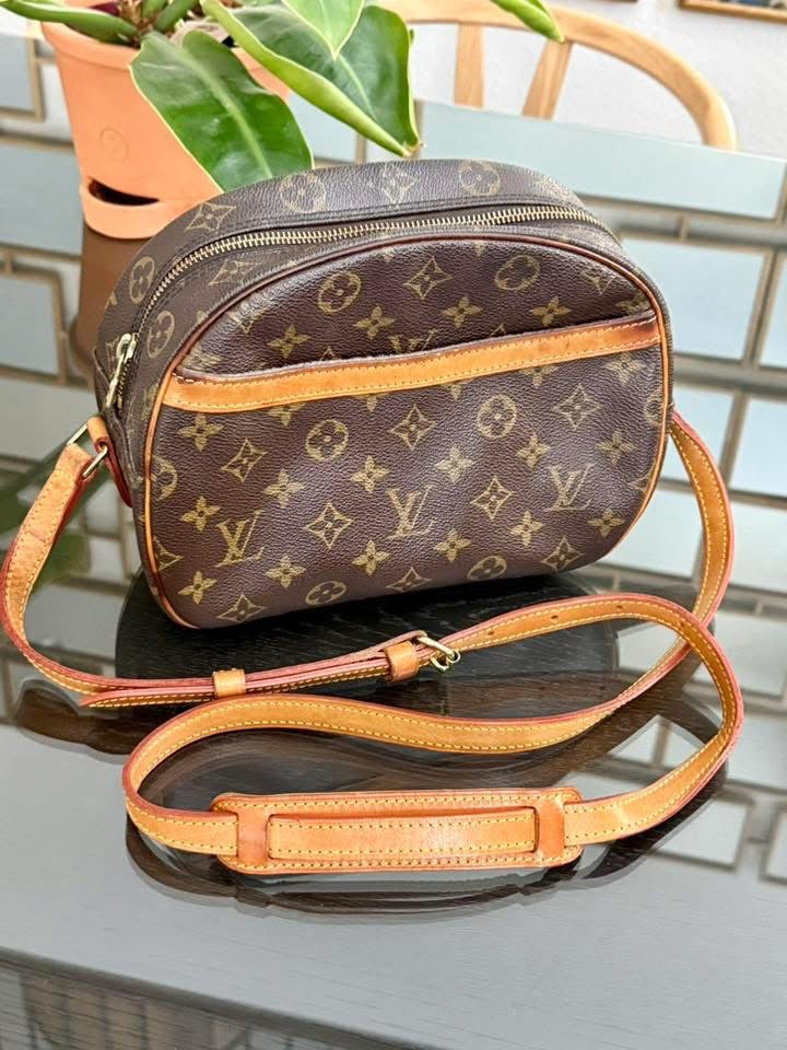 Blois Crossbody -🗓️ Year: 1994