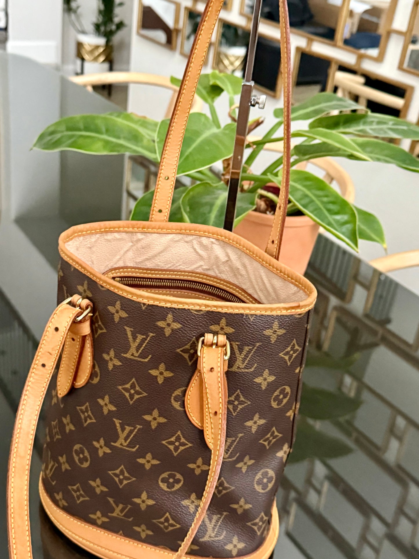 Petite Bucket in Monogram 🗓️ Year: 2000